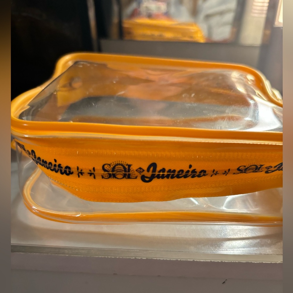 Cosmetic/travel case